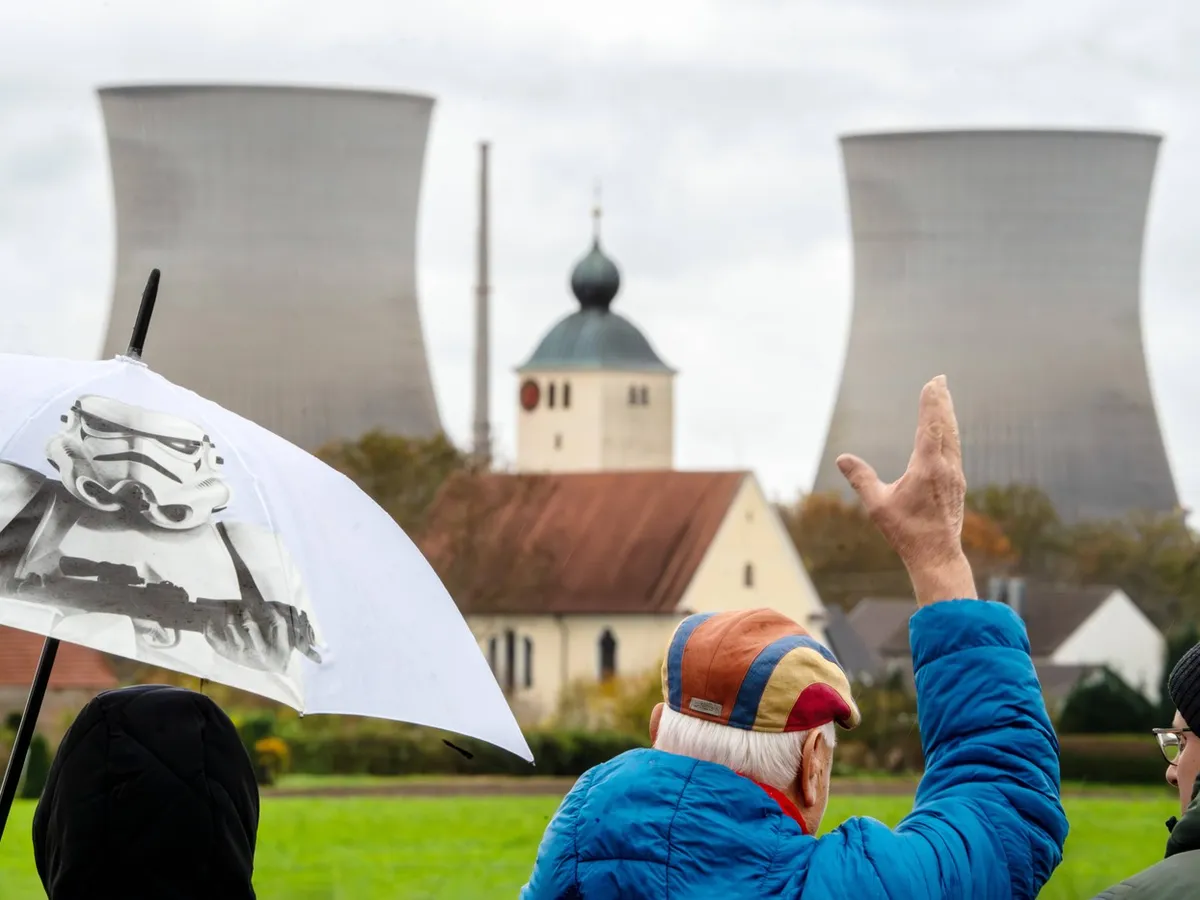 Persoane care asistă la demolarea unei centrale nucleare - Foto: Profimedia Images