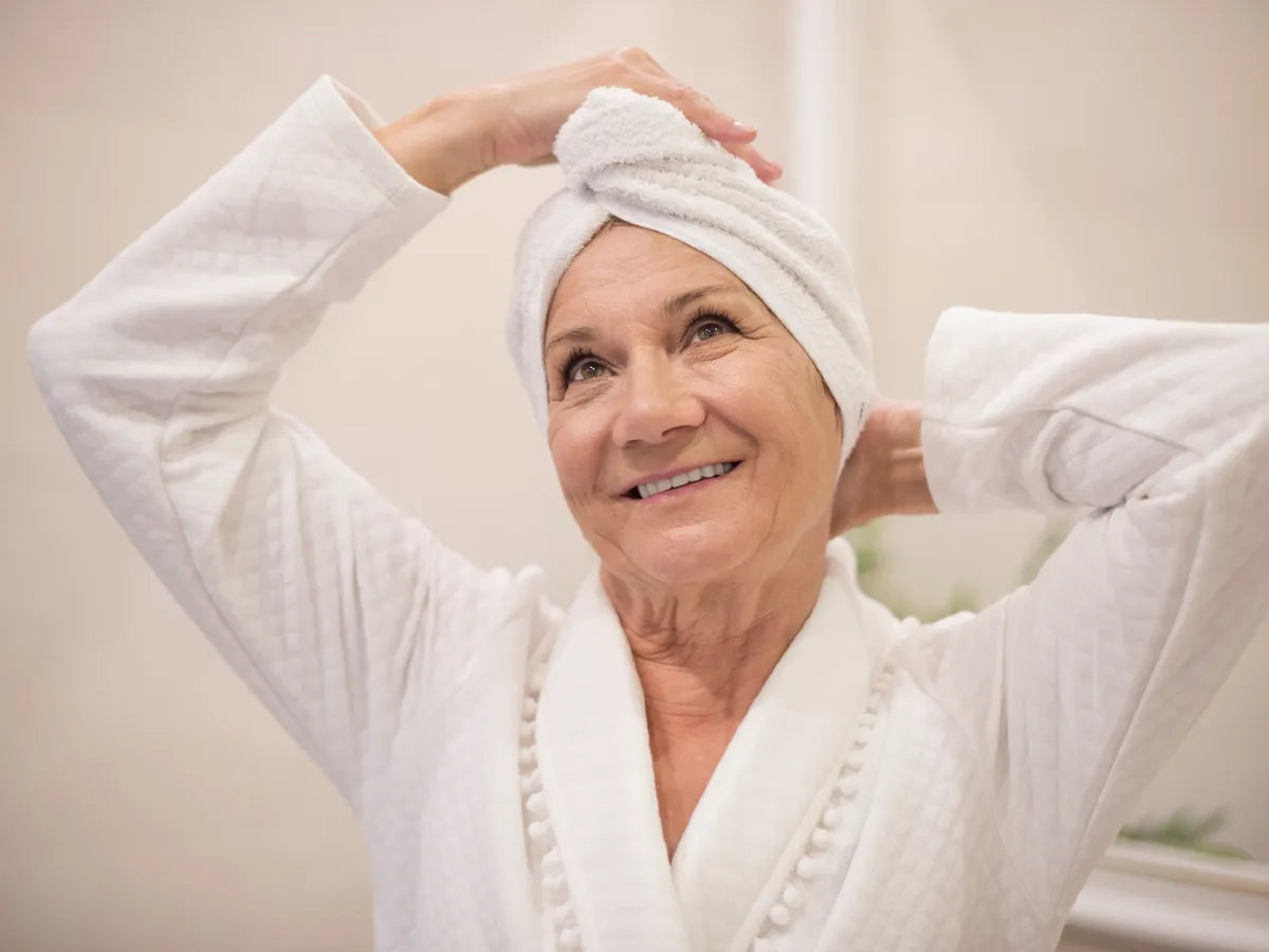 De câte ori pe săptămână ar trebui să faci duș dacă ești la pensie? Sfatul medicilor pentru pensionari