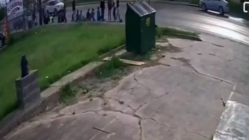 7 morți după ce o mașină a lovit un grup de persoane în fața unui centru de primire a migranților - Foto: Twitter/ Anny Oakley