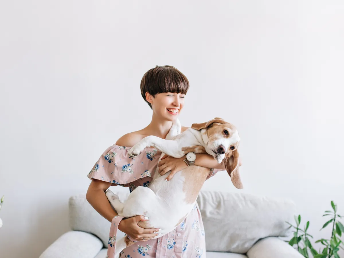 Femeie care își ține câinele în brațe - Foto: Freepik (Imagine cu rol ilustrativ)