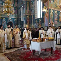 Preoți, măicuțe, enoriași fără mască și distanțare, la parastasul lui IPS Pimen / arhiepiscopiasucevei.ro