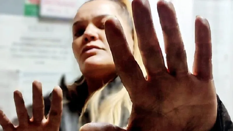 Activista Angi Șerban a fost amprentată de poliție cu ocazia unui protest Foto: Facebook/ Angi Șerban