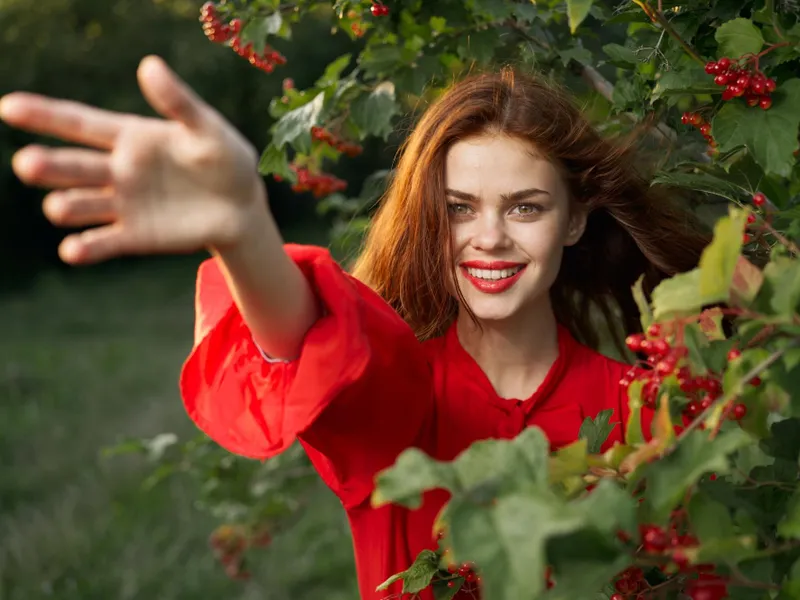 Fructul numit „aurul roșu”, care produce colagen și îți alungă ridurile. Îl porți și la ureche, vara - Foto: Freepik (imagine cu rol ilustrativ)