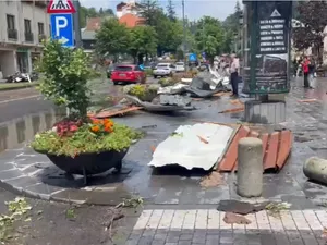 Dezastru la Sinaia după o furtună de 15 minute. Acoperișul gării, smuls de vânt. 4 răniți - Foto: captură facebook