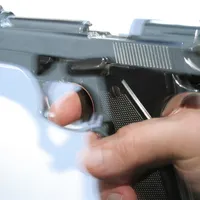 1.300 lei amendă pentru un pensionar. A intrat în casă peste un vecin și i-a pus un pistol la cap - FOTO: Profimedia Images
