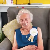 Beatrice Peters are 100 de ani şi se înreţine cu gin - Foto: captură video YouTube/Lancashire Post