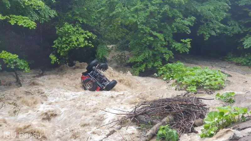 Un șofer care participa la un concurs off-road s-a răsturnat cu mașina în apă. Nu a putut fi salvat