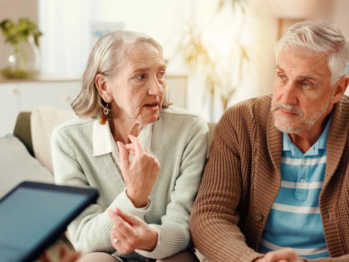 Pensionari discutând îngrijorați de pensie - Foto: Freepik