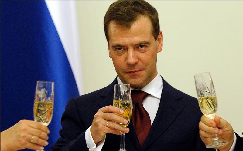 Few midnight monster Medvedev îl subminează pe Putin. Pune bazele unui partid radical rival  Rusiei Unite | Newsweek Romania