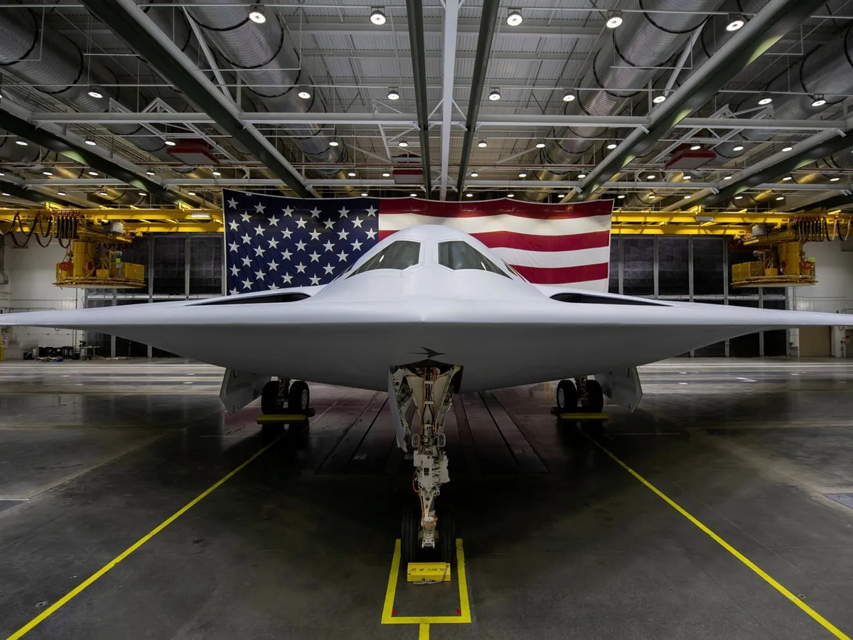 Teste: B-21, bombardierul SUA de 700.000.000$, a ajuns la piloții de luptă. Poate lovi în Rusia și China