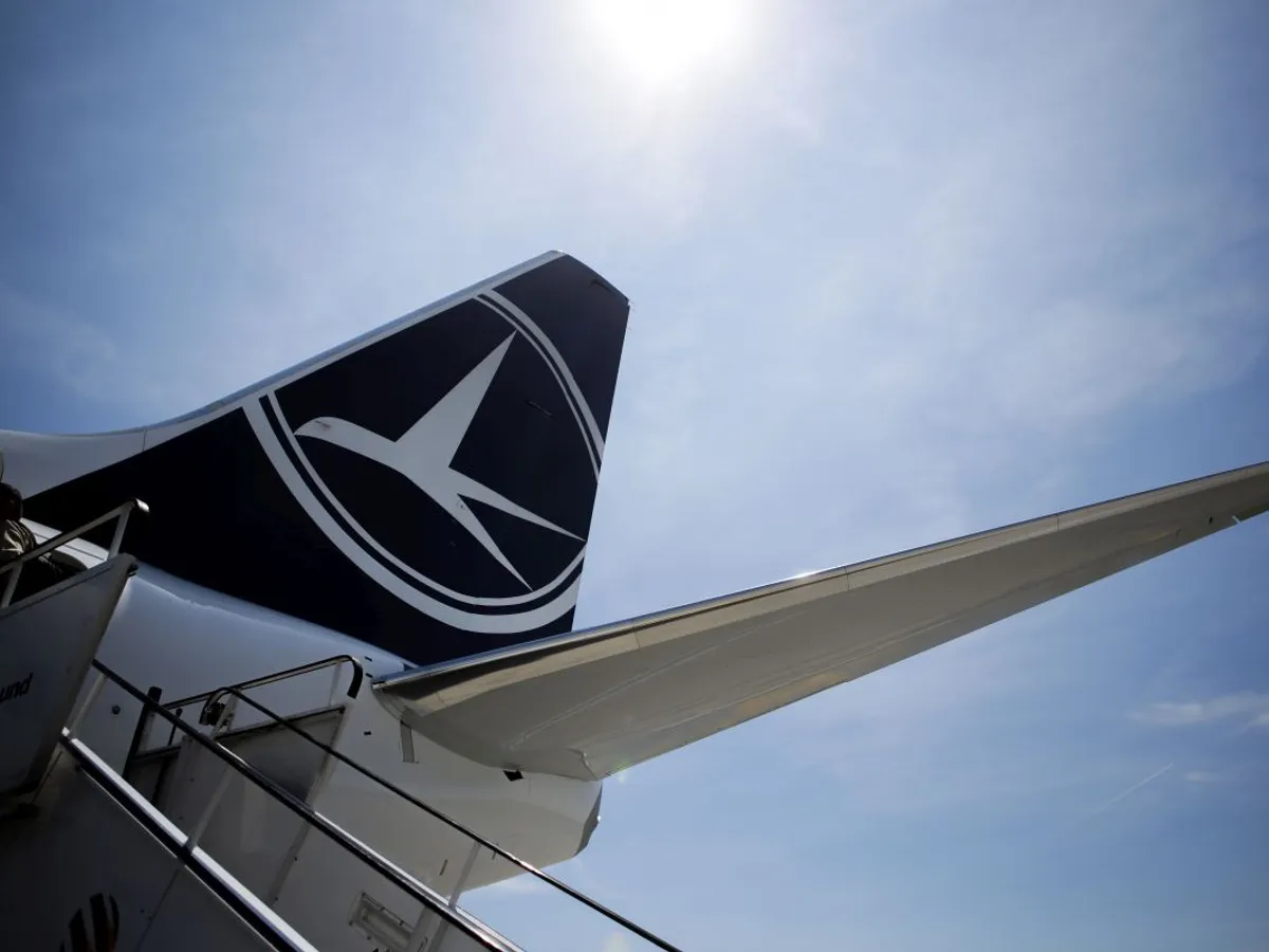 Aeronava Boeing 737-800, botezată Sarmizegetusa, este prezentată pe Aeroportul Internațional Henri Coandă, din Otopeni - Foto: INQUAM PHOTOS/George Călin