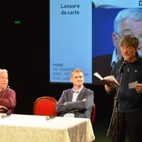 Florin Toma (stânga), Daniel Cristea- Enache și Ion Caramitru, la lansarea volumului ”Depozitul de bătrâni”