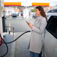 O femeie pune combustibil în mațină - Foto: freepik (rol ilustrativ)