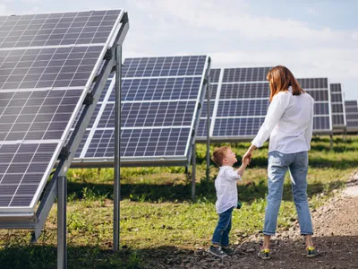 Câmp de panouri fotovoltaice - Foto: Freepik