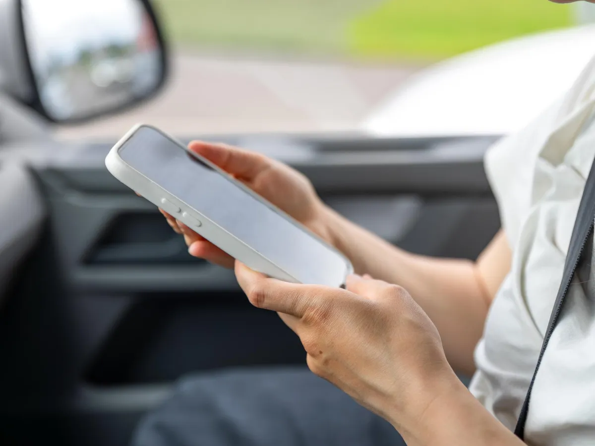 A apărut o aplicație pentru telefon care îți taie răul de mașină. Cum funcționează? Ce spun utilizatorii?