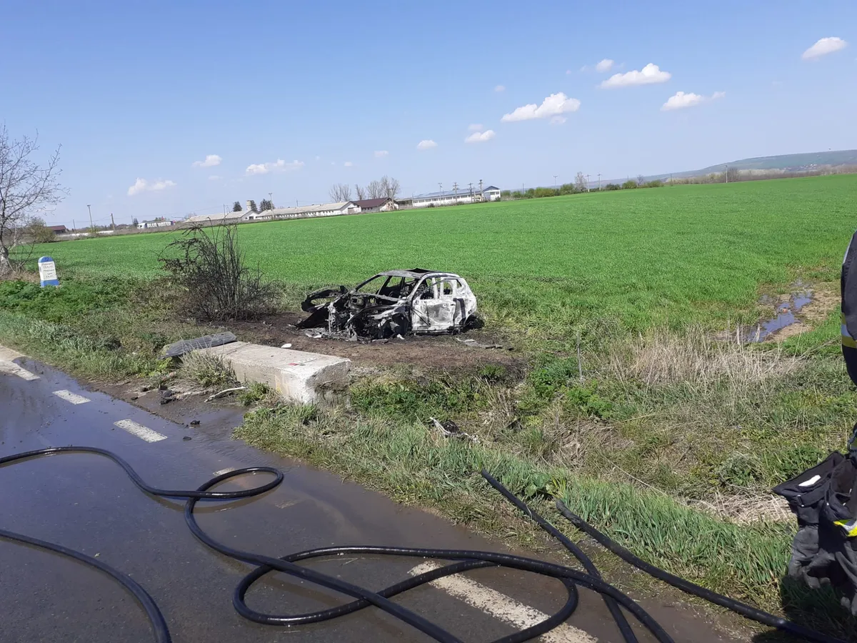O mașină electrică a luat foc pe străzile din Iași. Când au venit pompierii era făcută scrum Foto: ISU Iași