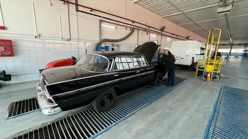 Un Mercedes „coadă de rândunică” din coloana lui Ceaușescu, la ITP în Vaslui. - Foto: Facebook/Valeriu Stoian