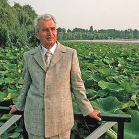 Peter Turnley, fotograf pentru Newsweek, l-a pus pe Ceaușescu să pozeze pe un pod, pe Lacul Snagov, cu nuferi în spate. Dictatorul a acceptat. Moment tragicomic: „stejarul din Carpați” era să cadă când fotograful l-a atins