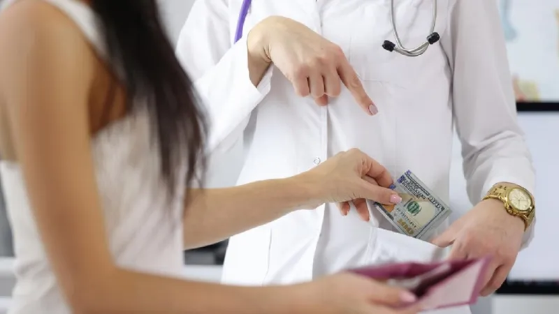 Cine sunt medicii care luau șpagă de la bolnavii de cancer - Foto: Freepik.com (rol ilustrativ)