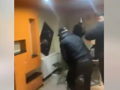 Imagini reprobabile: fanii lui Feyenoord au făcut praf un apartament din București, cu zâmbetul pe buze