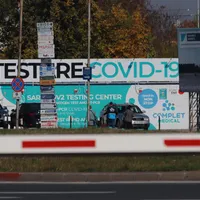 Numai la Otopeni: pasageri testați pentru COVID în parcare, după ce sunt racolați la check-in/FOTO: NWR