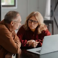 Cu ce bani ieși la pensie în funcție de salariul pe care îl ai? Pensionarii pierd mii de lei - Foto: Freepik