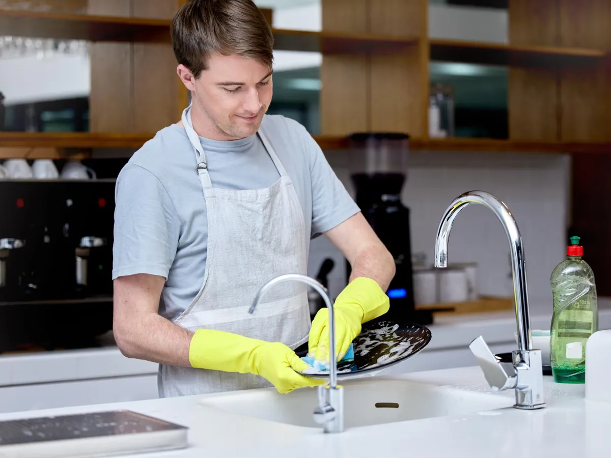 Motivul pentru care nu ar trebui să lași vasele să stea la înmuiat în chiuvetă peste noapte. Ce se întâmplă? - Foto: Freepik (Imagine cu rol ilustrativ)