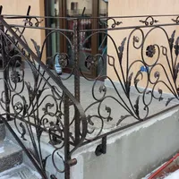 Ce au pățit doi bărbați după ce s-au sprijinit de balustrada unui balcon aflat la etajul 1 - Foto: Istock / imagine cu rol ilustrativ
