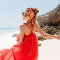 Turistă la plajă - Foto: Freepik/lookstudio