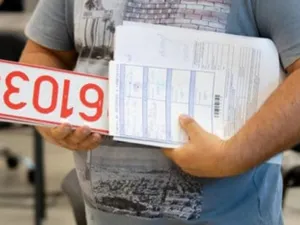 Comisar-șef, „campion” la luare de mită la Înmatriculări: 80 de şpăgi de la samsari, în 5 zile - Foto: timisplus.ro (Imagine cu rol ilustrativ)