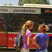 Oamenii așteaptă zeci de minute după autobuze, care de cele mai multe ori circulă pline/Foto: Vice
