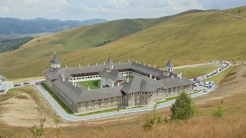Mănăstirea-cetate din Apuseni unde se trăiește ca pe muntele Athos. Femeile nu au voie să intre aici - Foto: Oprea Anișor