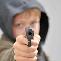 Atac de tip „drive-by” în Tulcea. Un minor a tras din mașină cu un pistol spre un pieton nevinovat - Foto: Profimedia images -  Caracter ilustrativ