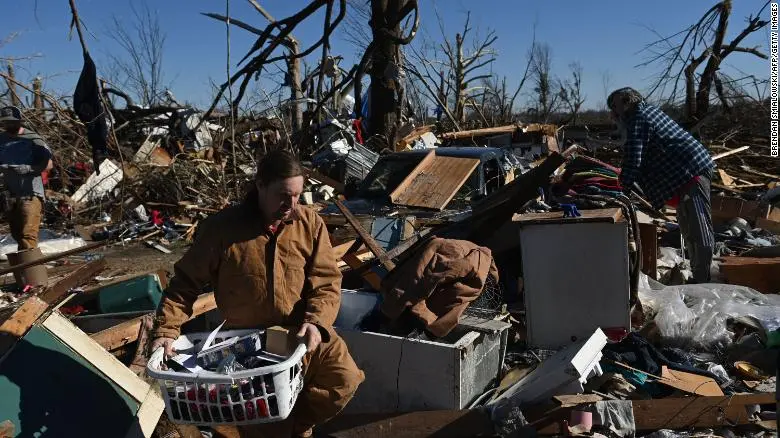 Urmările tornadelor devastatoare din SUA: Case din care a rămas doar fundația, mașini luate de vânt/FOTO: cnn.com