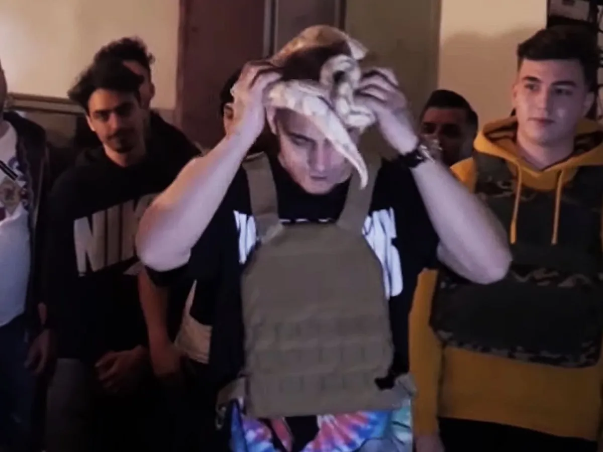 Rapperul Cartier şi trapperul S.Boi şi-au scos "brigăzile" la luptă, pe străzile Oradei - Foto: captură YouTube/KREKA TV