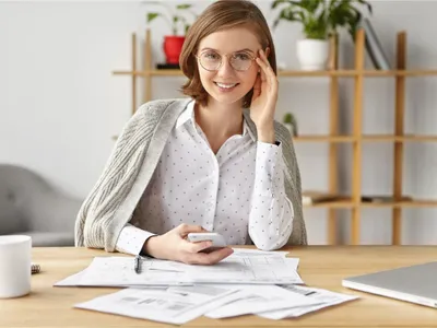 Femeie de afaceri optimistă - Foto: Freepik/wayhomestudio