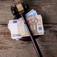 Doi polițiști din Brașov au luat mită ouă și zacuscă pentru a ajuta o tânără să ia permisul Foto: Freepik (fotografie cu caracter ilustrativ)