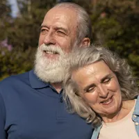 Cuplu zâmbitor de pensionari - Foto: Freepik/CC0