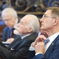 Ioan Aurel Pop (dreapta) apare pe o listă de colaboratori ai UM 0225, unitatea din cadrul Departamentului  Securităţii Statului. Pentru Dan Berindei (stânga), există dovezi că și-a turnat fiul