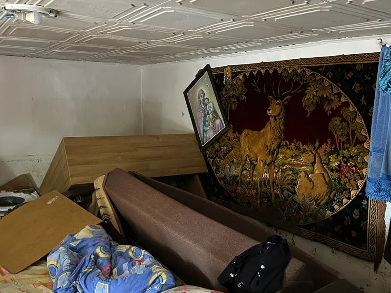 Casa surprinsă de viitură, plină de nămol în Broșteni, Neagra - Foto: Newsweek Romania