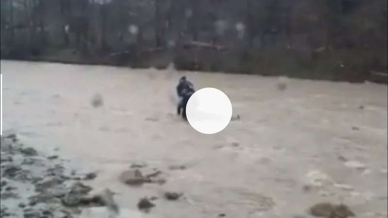 Trupul unui bărbat a fost găsit luat de curenții râului Putna - Foto: Facebook/ SVSU Tulnici