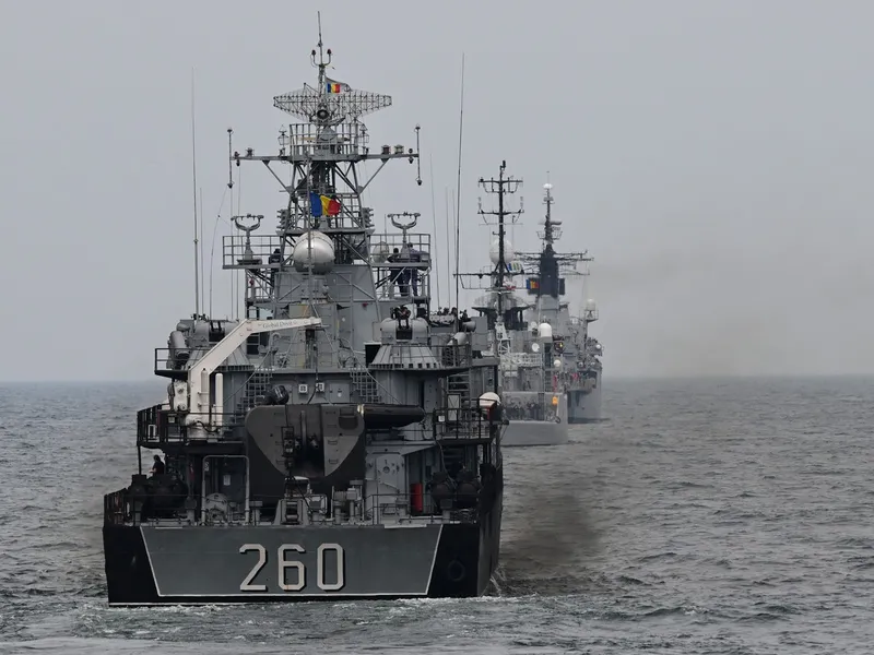 Fregata Marinei Române „Regele Ferdinand” (D), o navă de război bulgară (C) și corveta românească „Amiral Bărbuneanu” (S) mărșăluiesc pe Marea Neagră - Foto: Profimedia Images