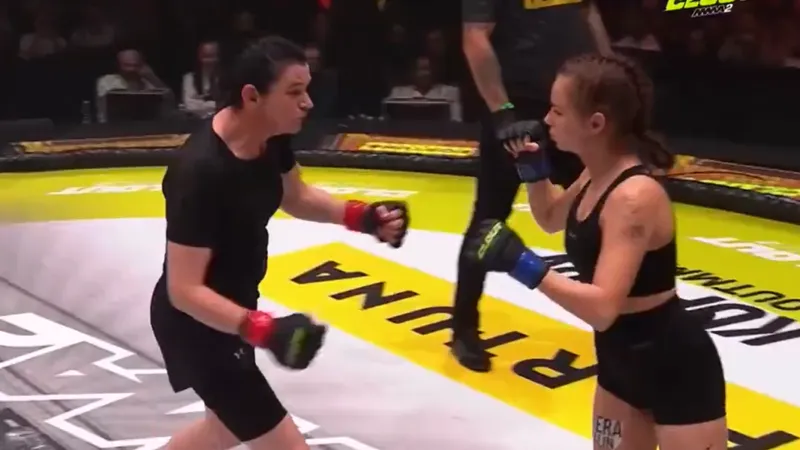 O mamă de 50 de ani a făcut-o KO pe fosta iubită a fiului ei într-o luptă în cușca de MMA - Foto: X/ @DramaAlert