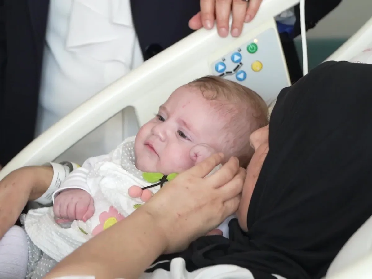 Bebeluș supraviețuitor reunit cu mama sa-Foto: Daily Sabah