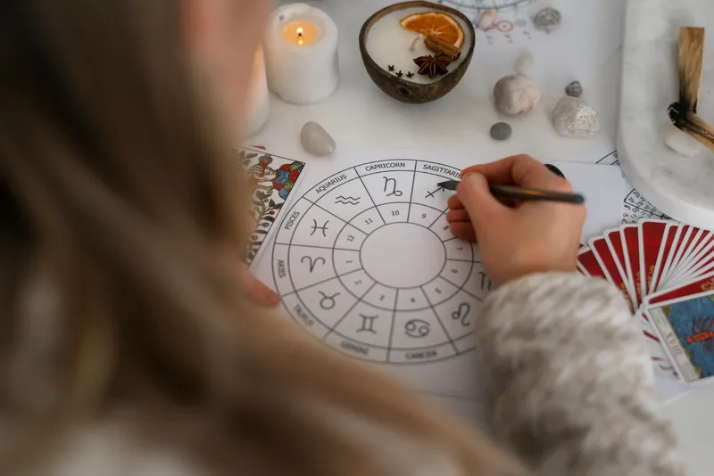 Femeie citind horoscop - Foto: Magnific.com (Imagine cu rol ilustrativ)