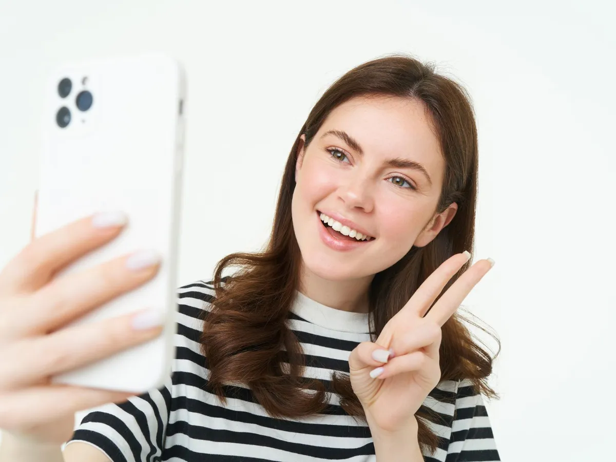 Persoană cu telefonul în mână - Foto: Magnific.com (Imagine cu rol ilustrativ)