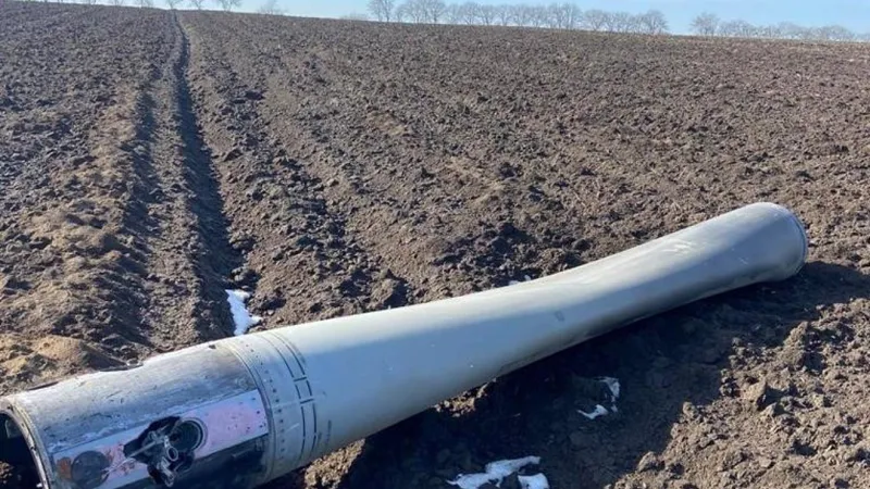 Fragmente dintr-o rachetă rusească, descoperite  pe un câmp de Poliția de Frontieră din R. Moldova - FOTO: tv8.md