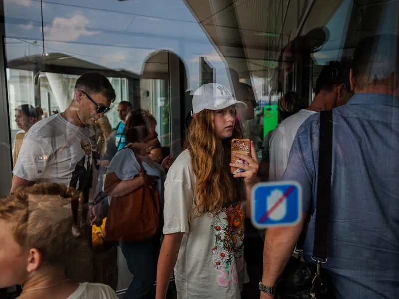 Personalul misiunii diplomatice a Rusiei și familiile lor stau la coadă la ghișeul de check-in, înainte de plecarea de pe aeroportul din Sofia - Foto: Profimedia Images