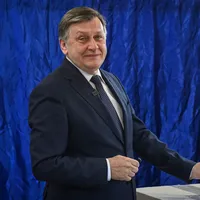 Crin Antonescu, declarații la sediul de campanie: Sunt gata să îl înfrunt pe George Simion - Foto: INQUAM PHOTOS / Octav Ganea