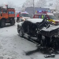 Un șofer de 50 de ani s-a înfipt într-un utilaj de deszăpezire pe contrasens. / Foto: gds.ro